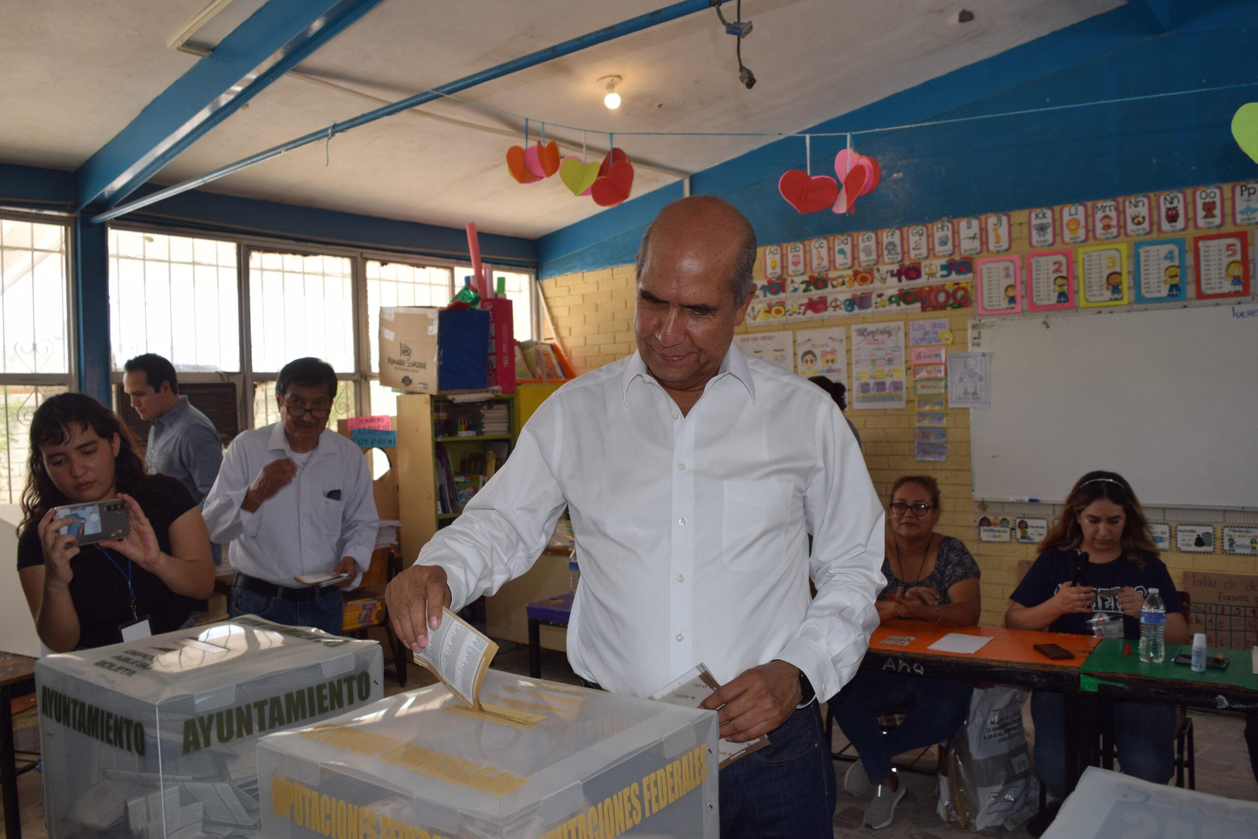 Vota Mario Dávila junto a su familia