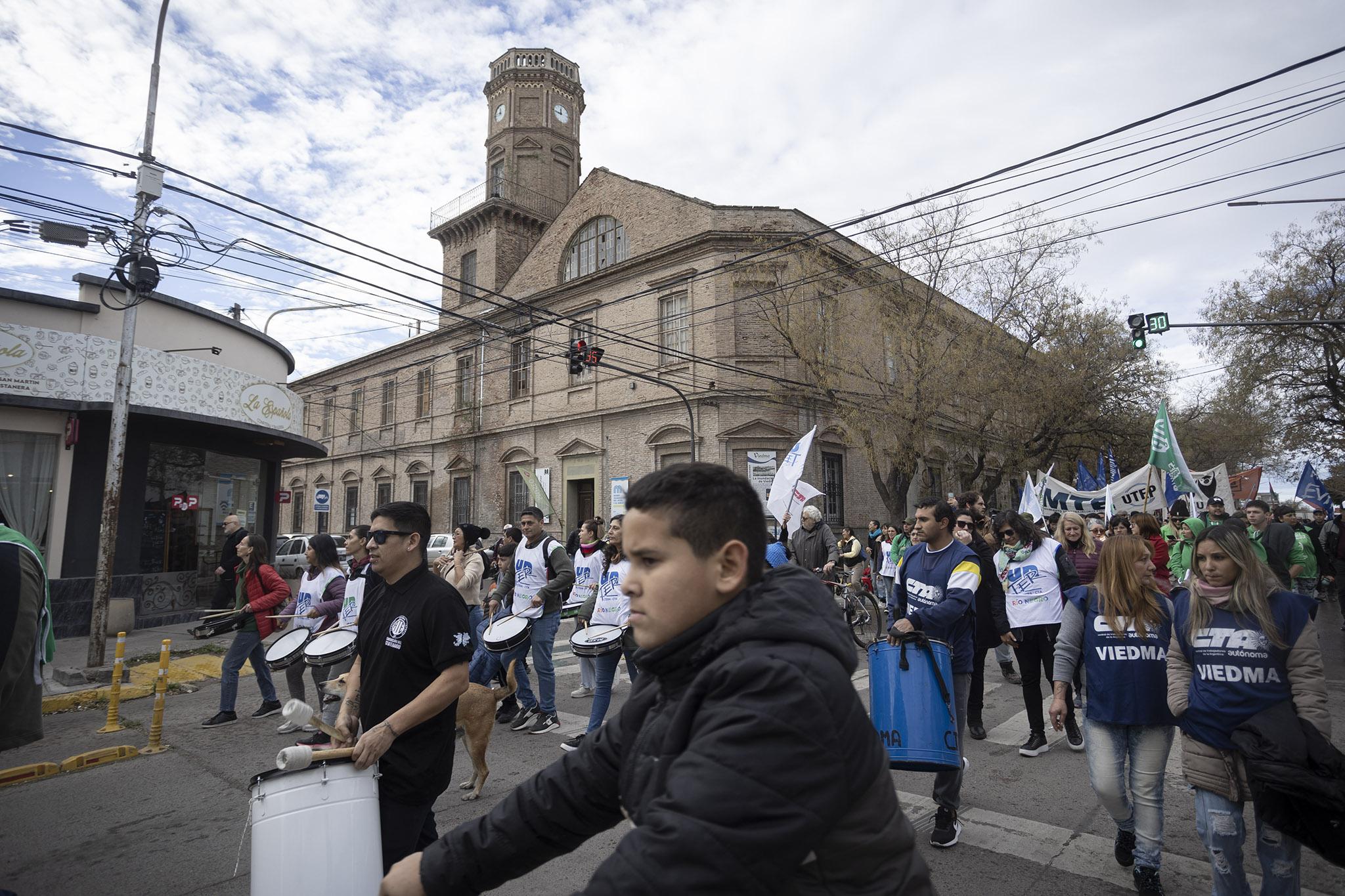 Entre protestas, Milei asegura que tendrían que «sacarlo muerto» para un cambio de estrategia
