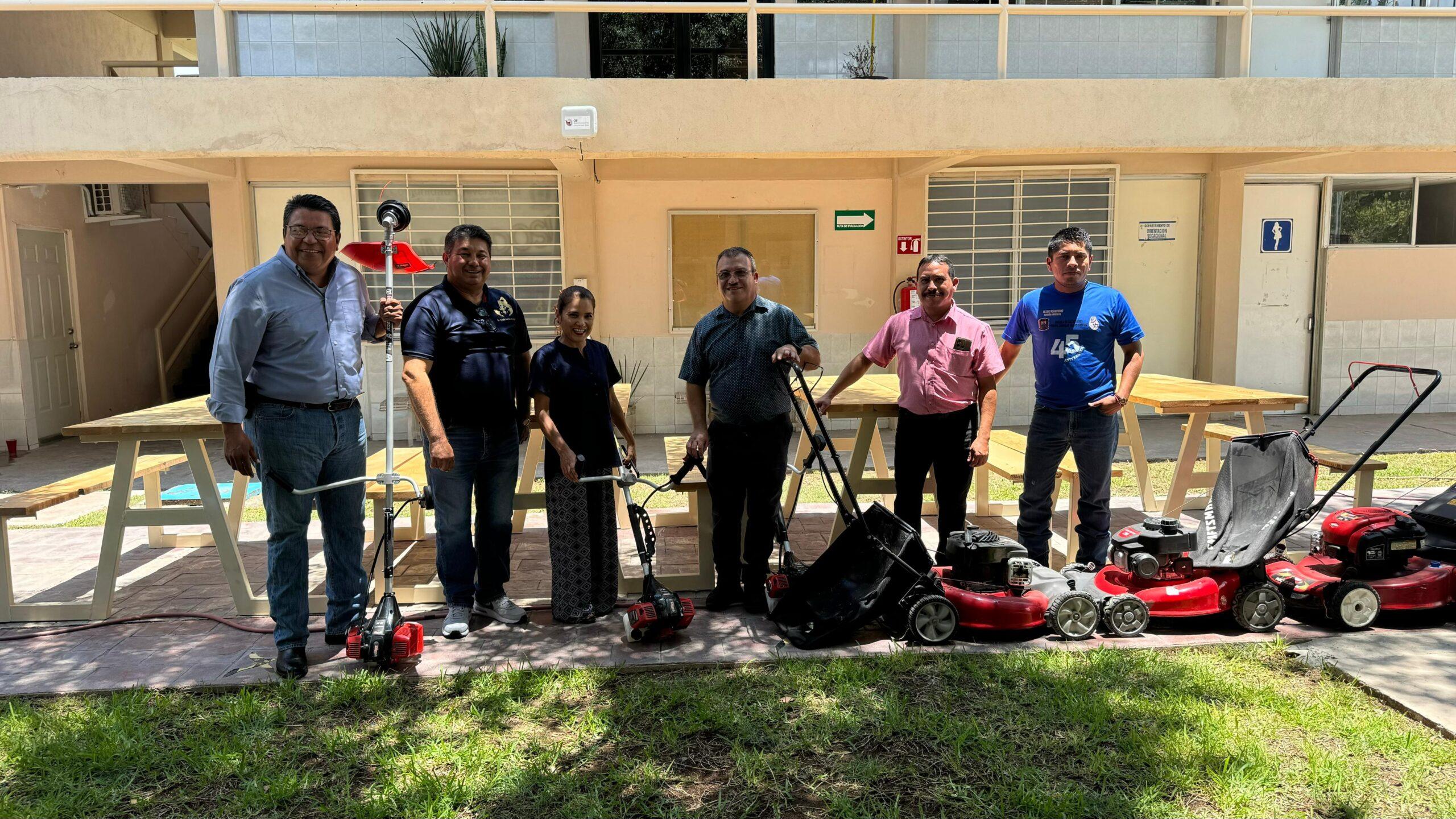 Agradecen maestros donación de equipo