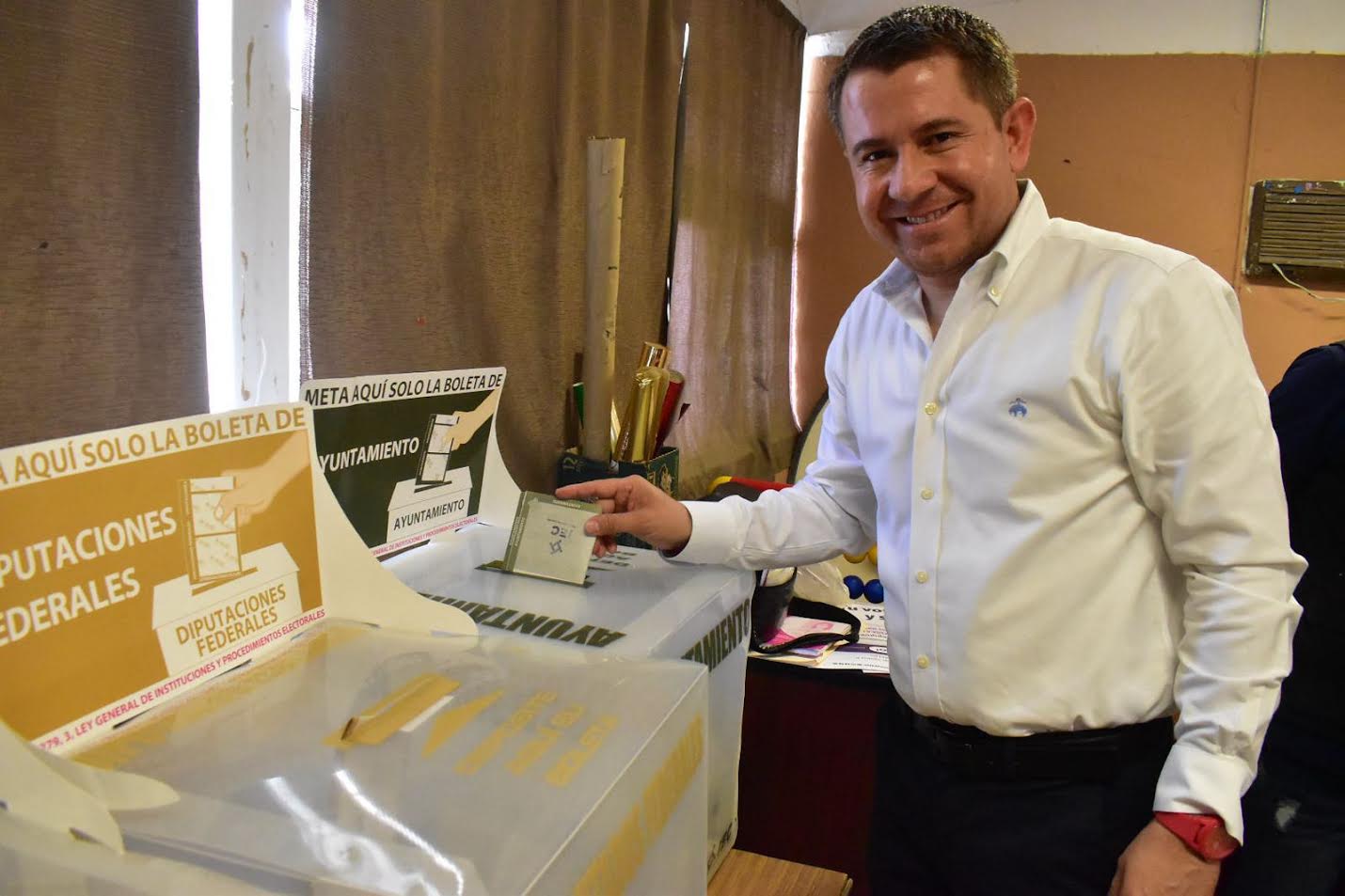 Emite Hugo su voto