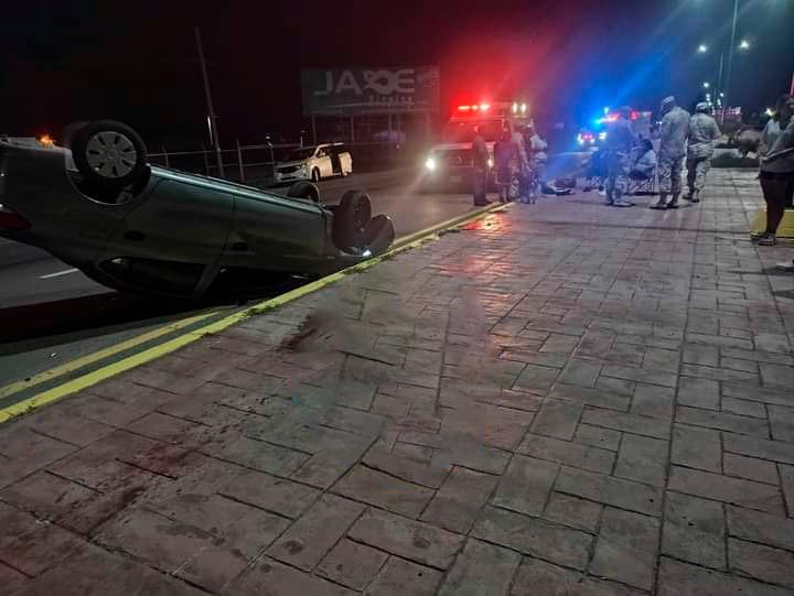 Por exceso de velocidad pierde control y se vuelca
