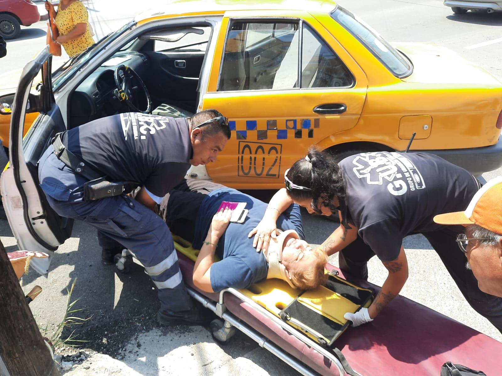 Mujer lesionada en aparatoso choque