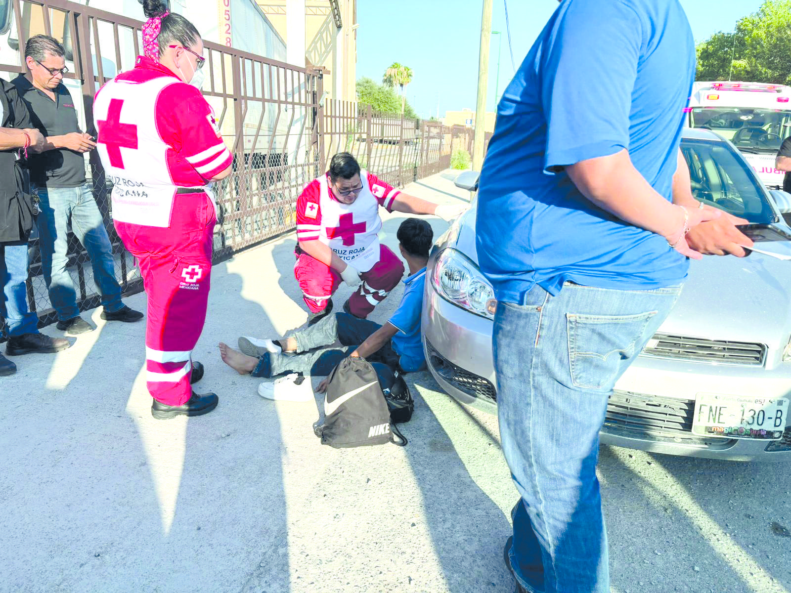 Embiste taxista a joven motociclista