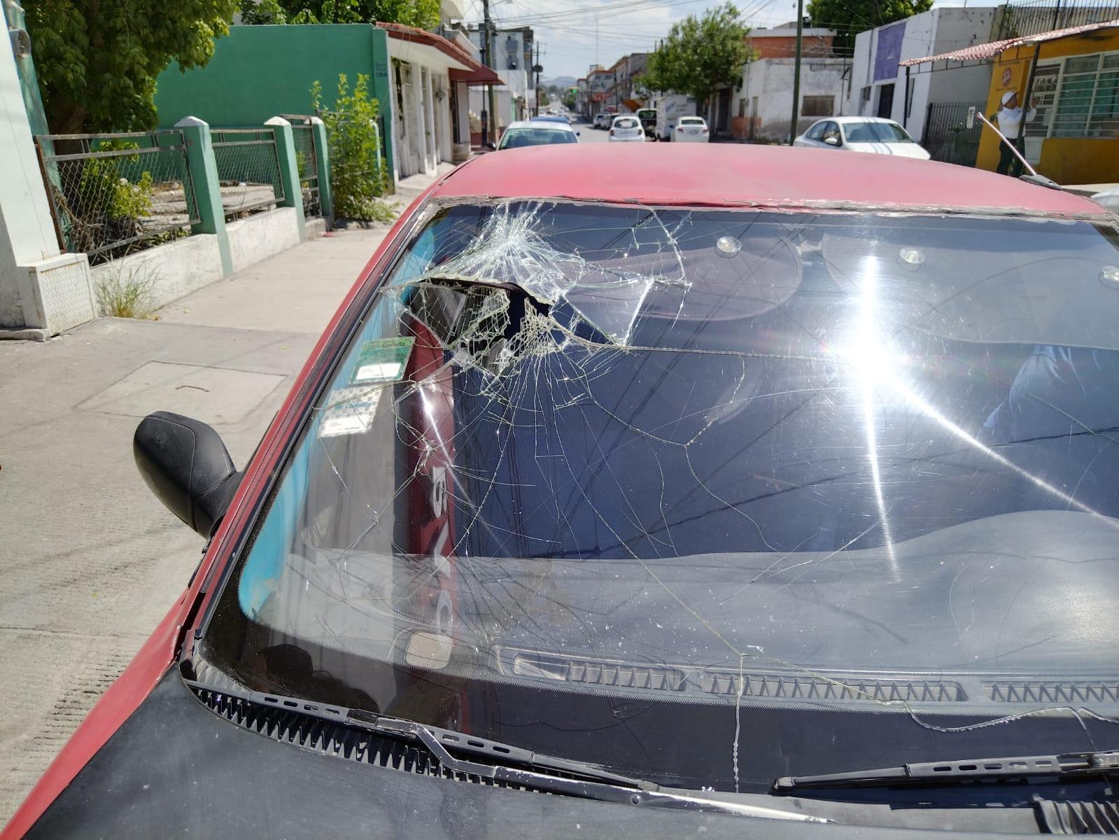 Se queda sin frenos e impacta otro vehículo