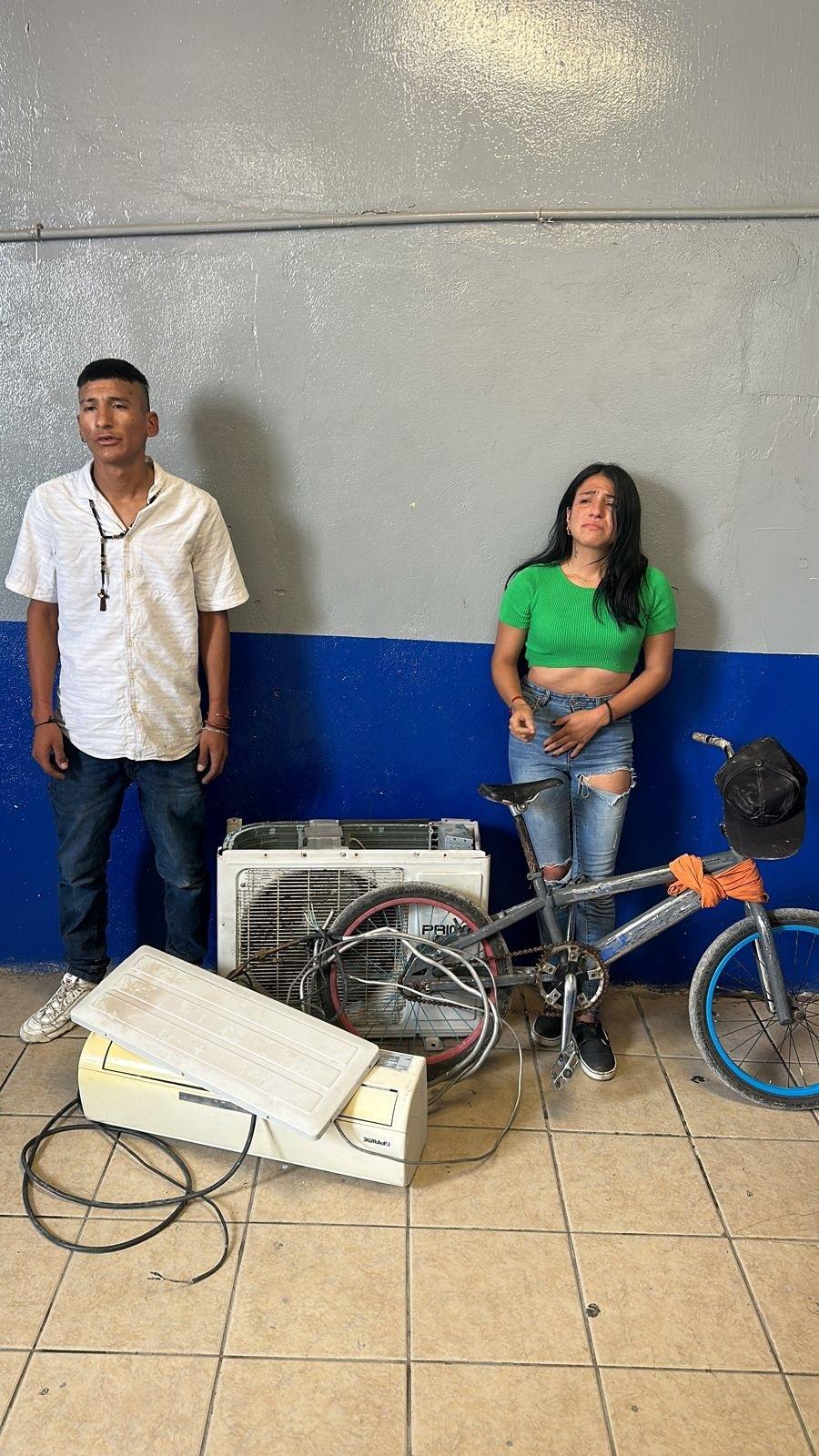 Detienen a hermanos robando en vivienda