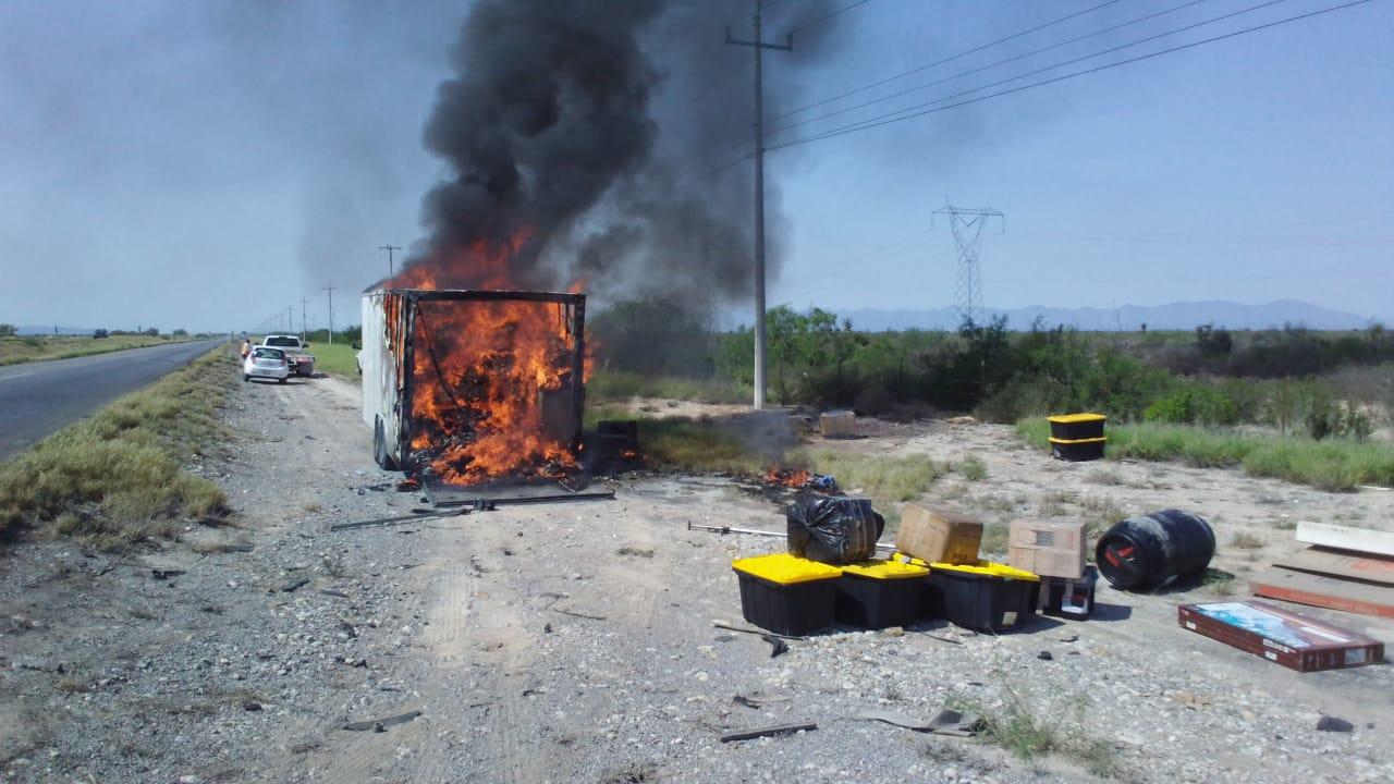 Viven pánico paisanos; arde en llamas su traila