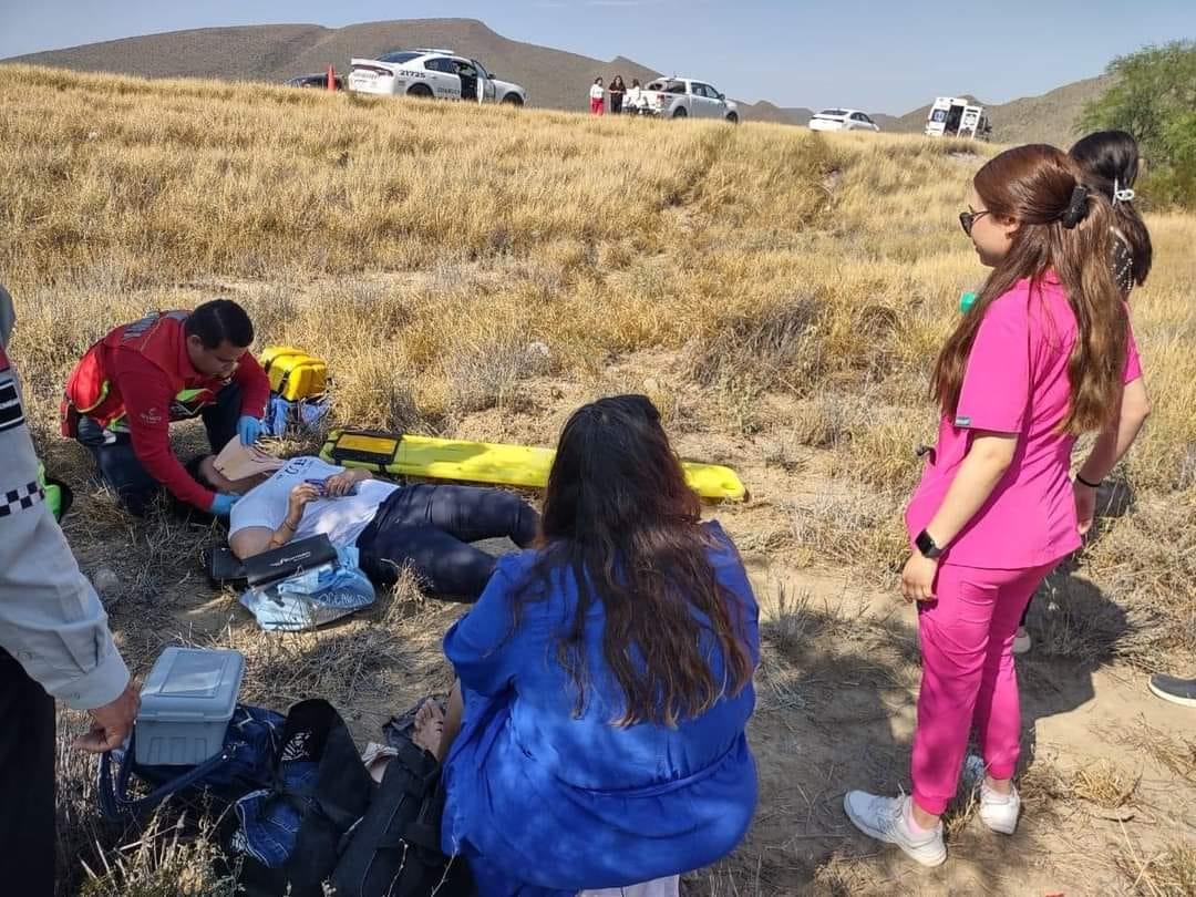 Por recoger celular vuelca conductora
