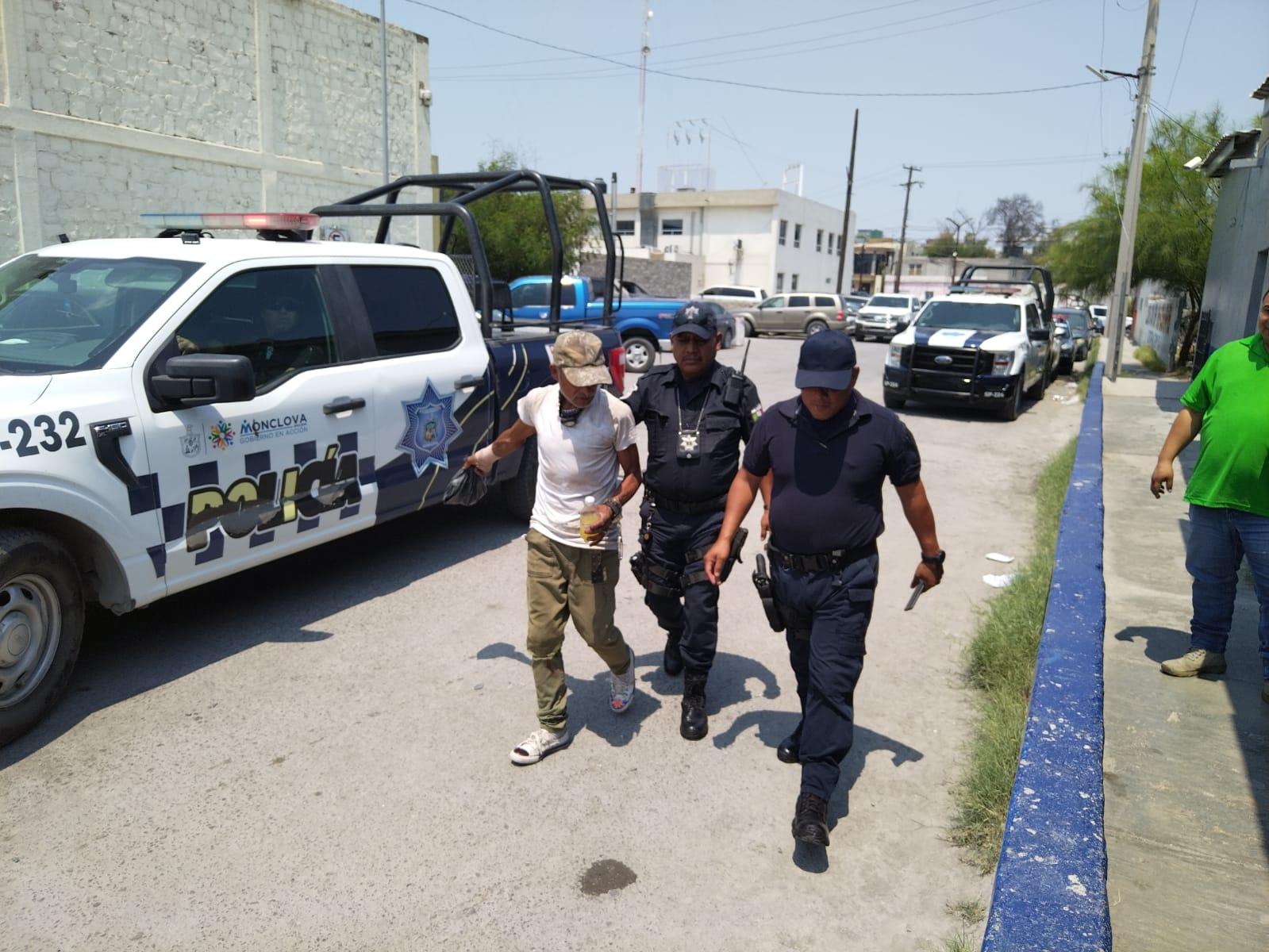 Reportan vecinos a hombre en mal orden