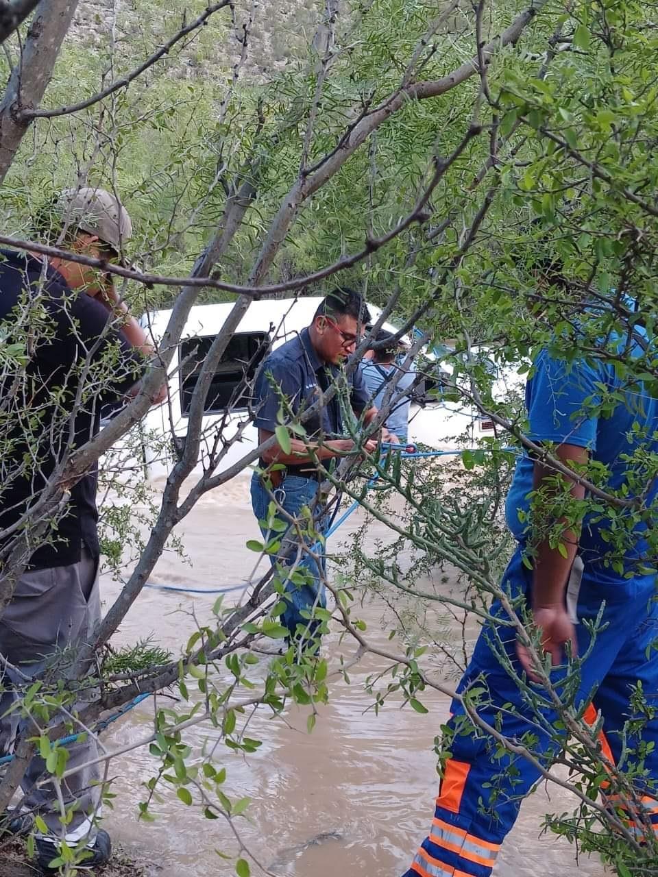 Salvan la vida a chofer atrapado entre caudal