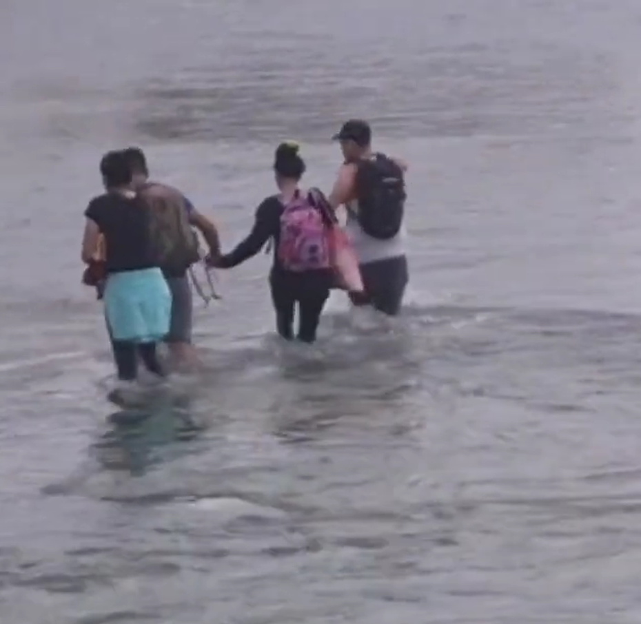 Siguen migrantes cruzando el Bravo