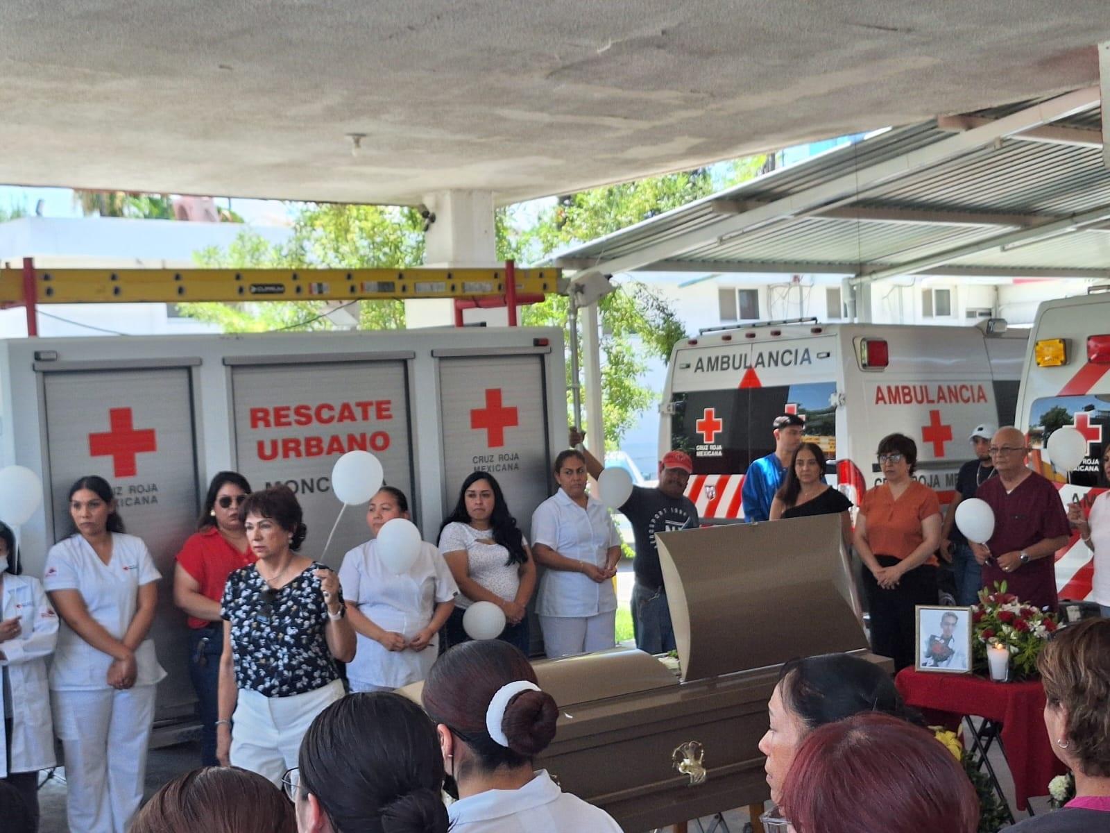 Dan último adiós a joven médico