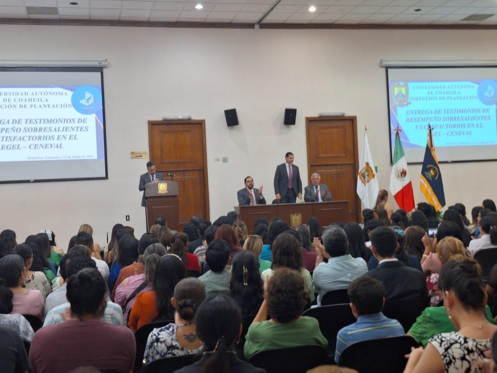 Reconoce alumnos destacados Rector