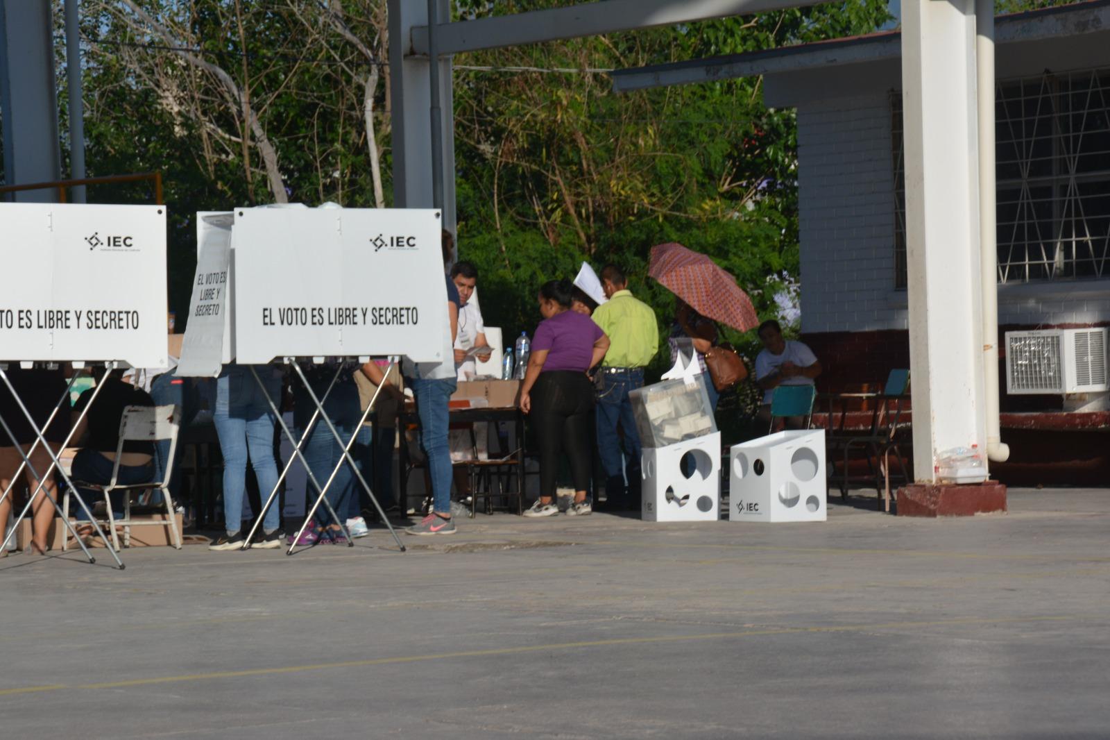 Piden hidratarse al acudir a votar