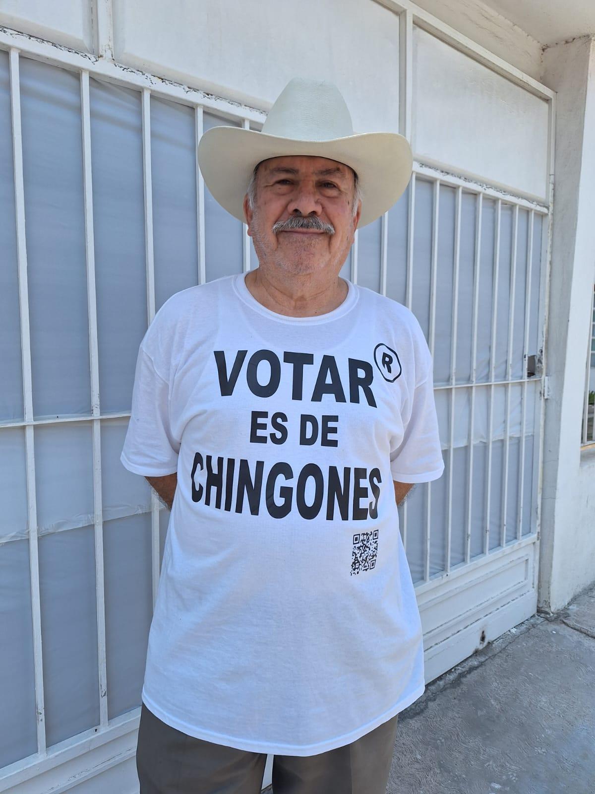 Sale a votar con peculiar playera