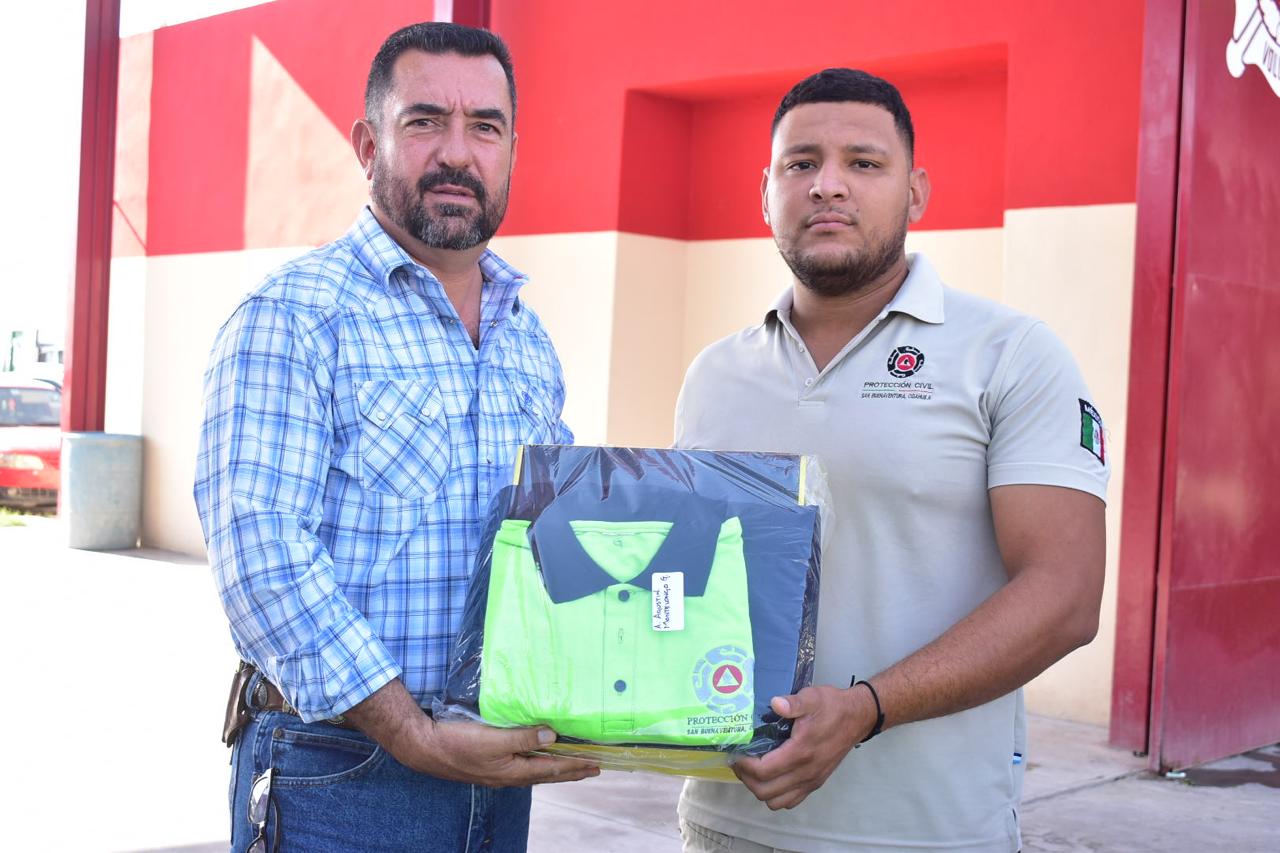 ALCALDE HUGO LOZANO ENTREGA UNIFORMES A ELEMENTOS DE BOMBEROS