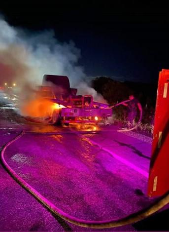 Se incendia tráiler con rollos de acero