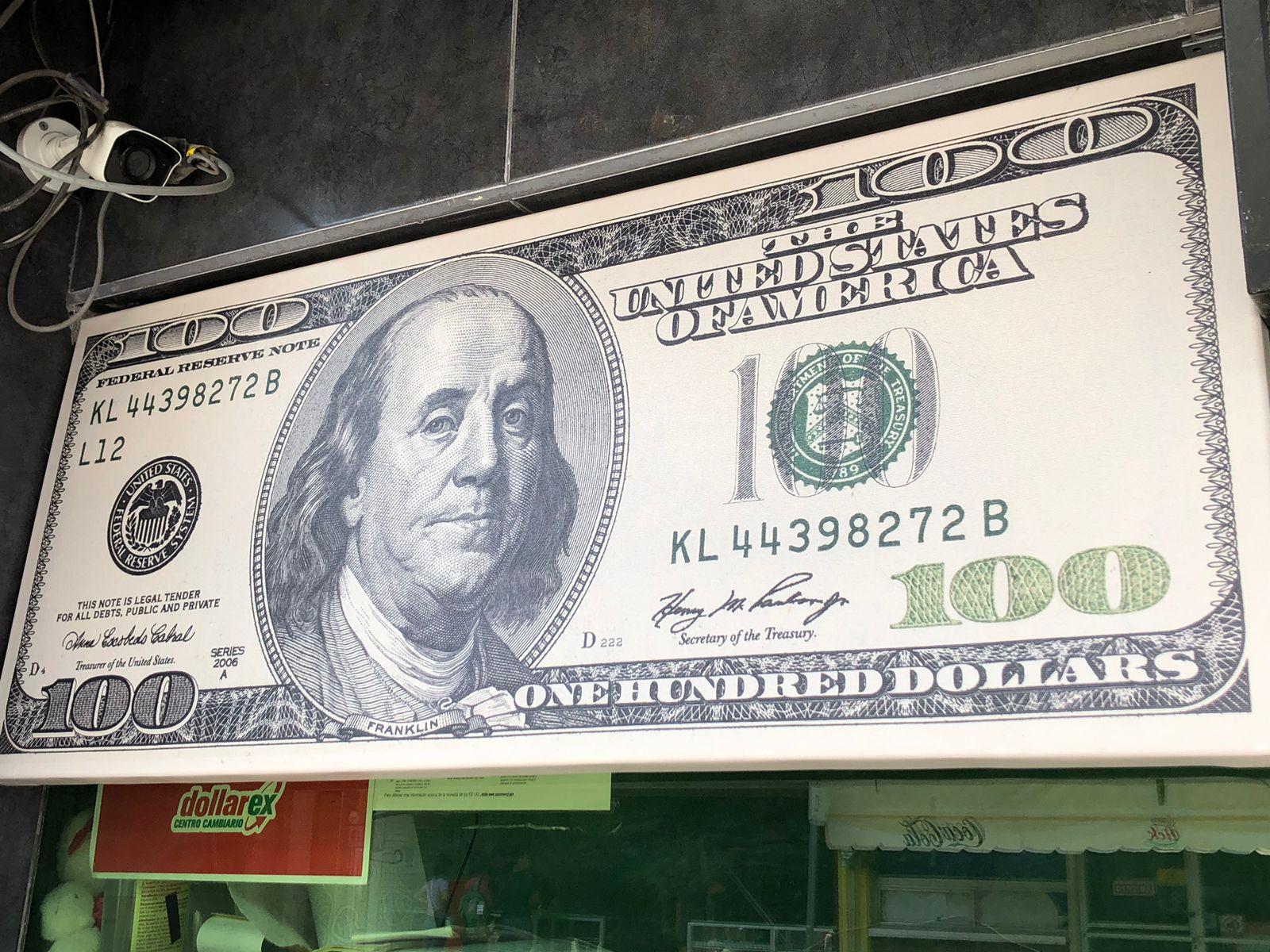 Más caro el dólar en las casas de cambio