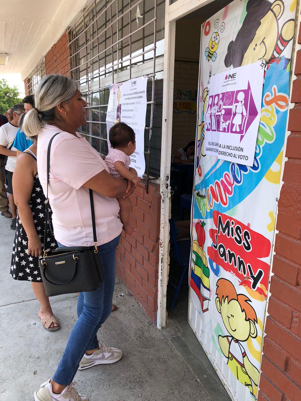 A falta de plantillas braille, votan con ayuda de su vecina