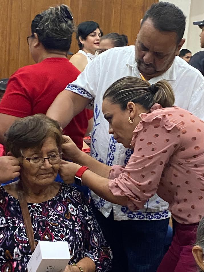 ENTREGAN DIF COAHUILA Y DE SB APARATOS AUDITIVOS