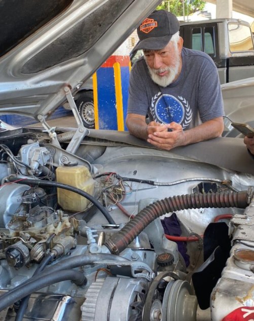 A sus 70 cursa carrera de Ingeniería Automotriz