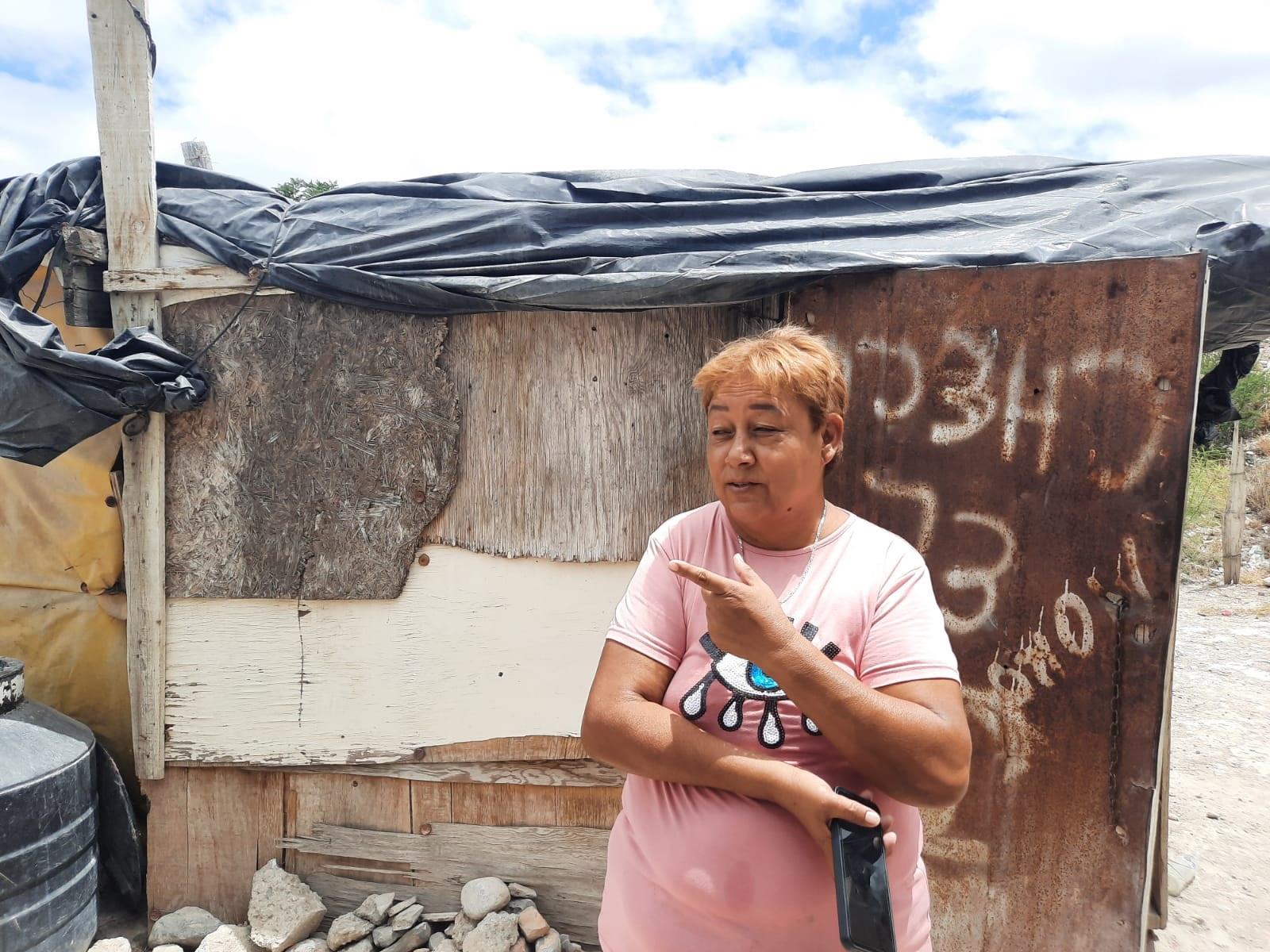 Con riesgo de caer vecinos a barranco