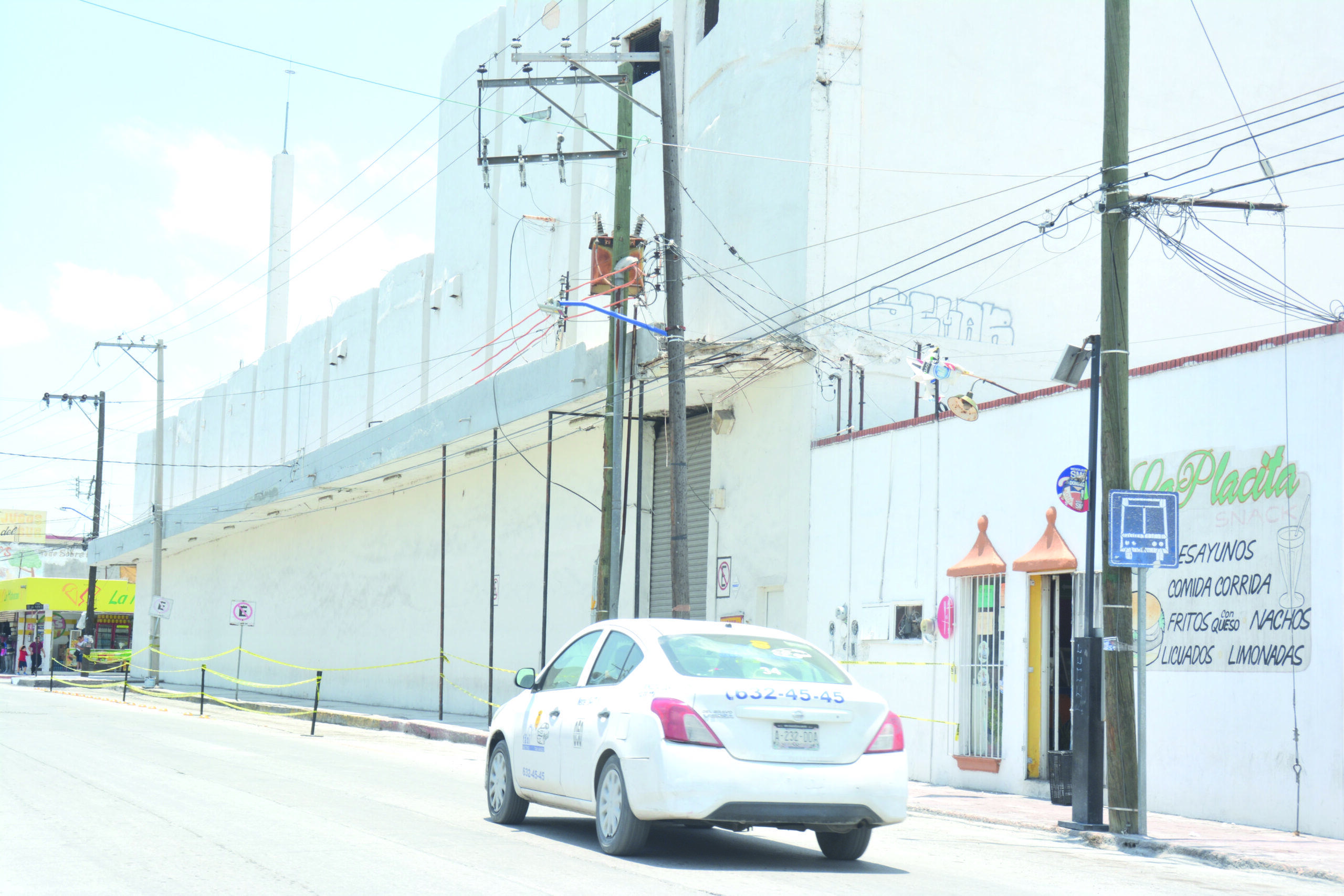 Realizan taxistas labor de ruleteros