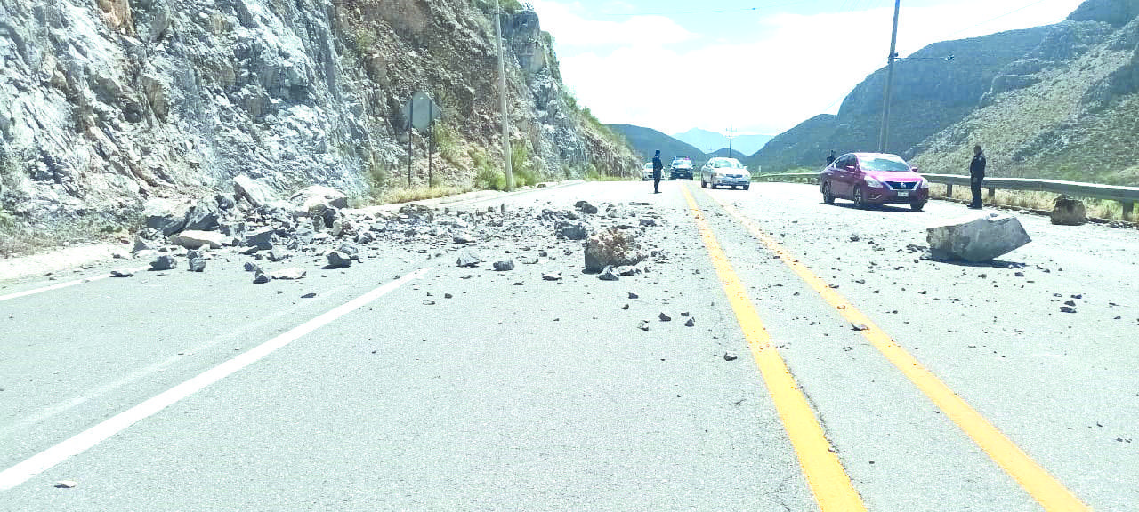 Caen enormes rocas sobre la Carretera 30