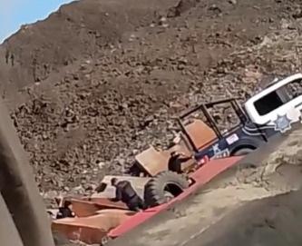 Evidencian a 3 policías robando chatarra de AH