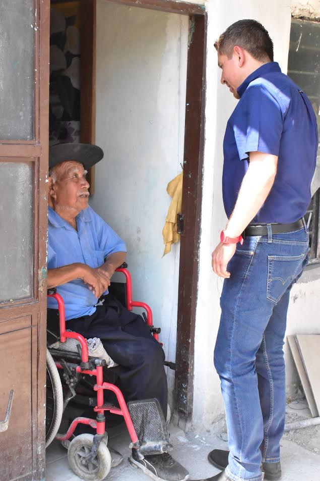 Visita Hugo a familias y atiende gestiones
