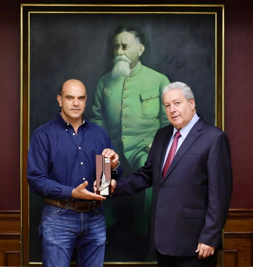 Recibe Chema Fraustro Escoba de Platino
