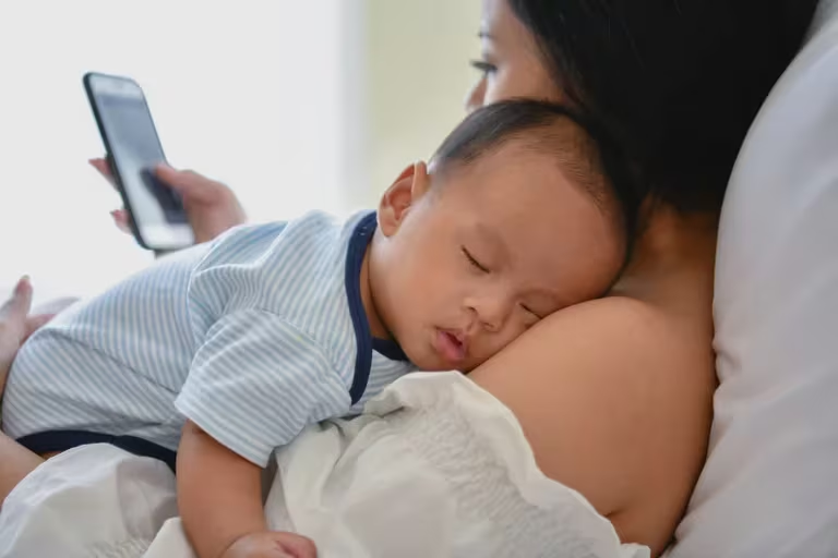 ¿Podría el uso del teléfono inteligente de la mamá afectar el desarrollo del lenguaje del bebé?