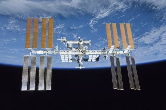 Astronautas en la Estación Espacial Internacional se refugian en sus cápsulas debido a ruptura de un satélite