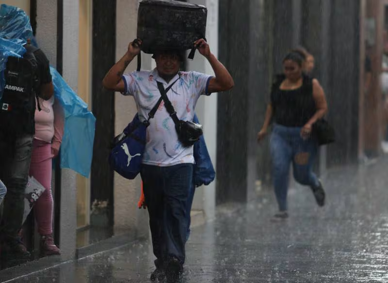 Dos ondas tropicales ‘inundarán’ a México: ¿Qué estados esperan lluvias intensas hoy?