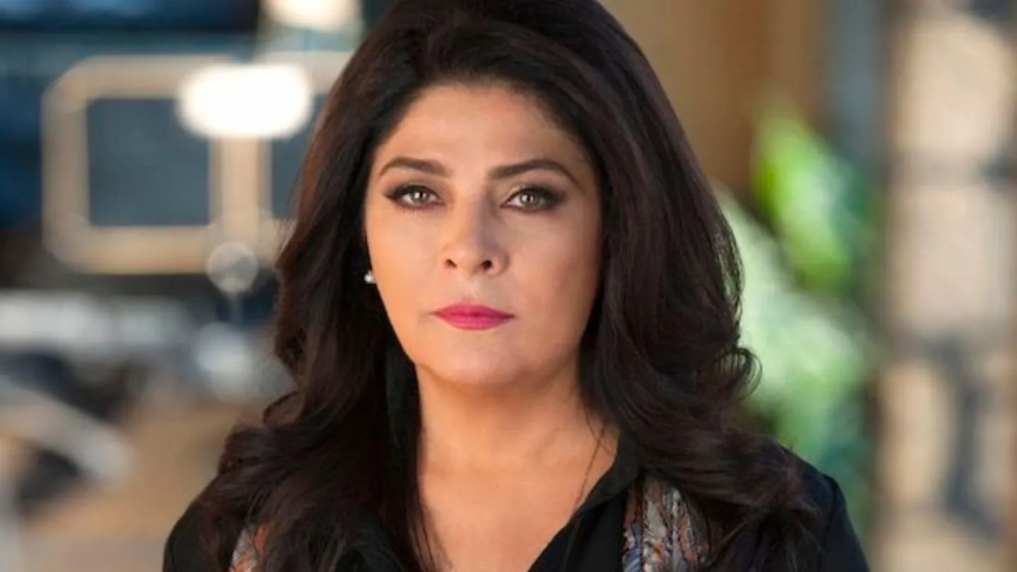 ¡Victoria Ruffo indignada! expone aerolínea por falta de atención, un vuelo retrasado y una maleta abollada