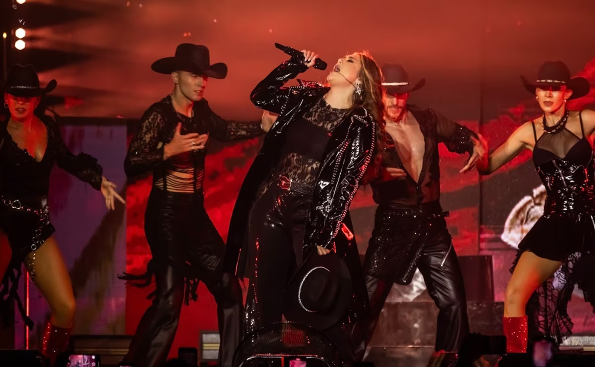 Yuridia domina su primer Palacio de los Deportes con música, ambiente y chela en mano
