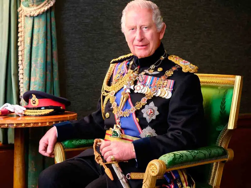 El Palacio de Buckingham revela un nuevo retrato del rey Carlos en medio de su lucha contra el cáncer
