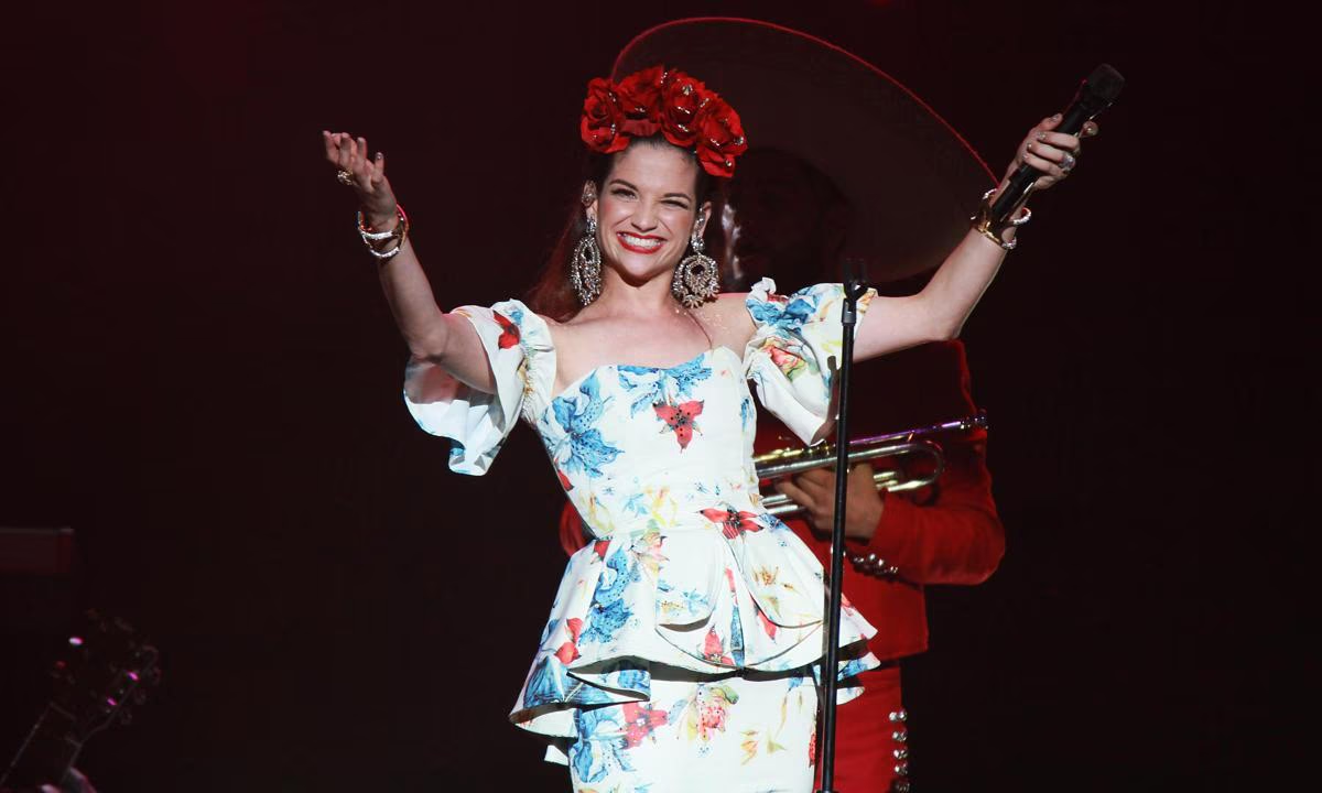 NATALIA JIMÉNEZ LLEVA SERENATA AL RESTAURANTE EN EL QUE RECIBIÓ UN MAL TRATO POR HABLAR ESPAÑOL