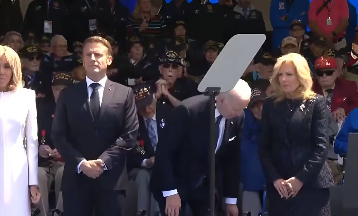 ¿Cansado? Biden pierde su silla y vive vergonzoso momento con Macron en aniversario del Día D