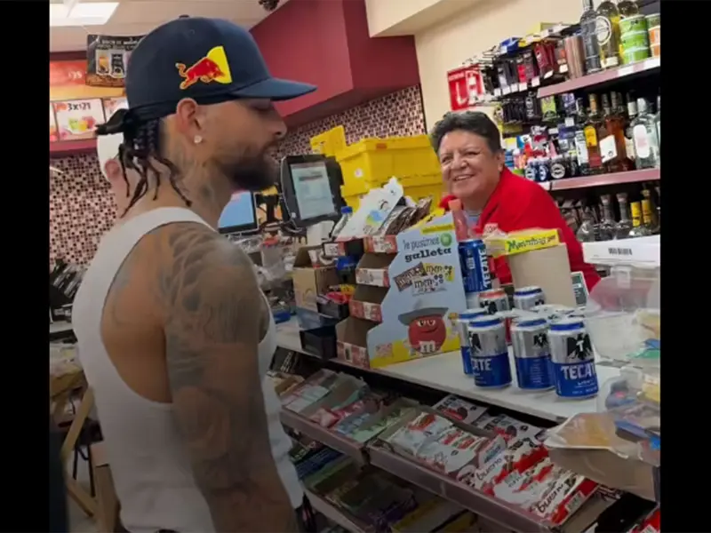Maluma va a Oxxo por unas ‘chelas’ en Monterrey y así reaccionan al descubrirlo