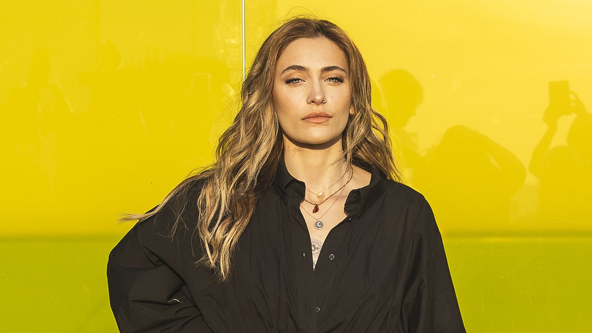 Hija de Michael Jackson se declara fan de Christian Nodal