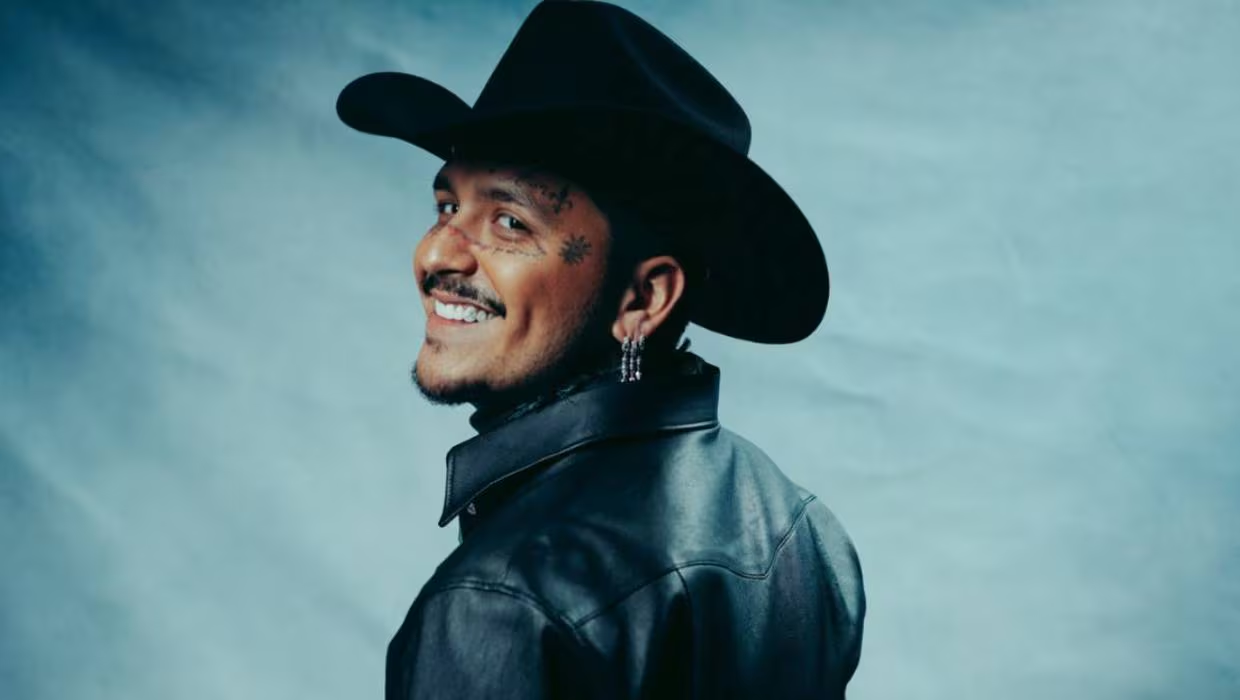 Christian Nodal ignora a una pequeña fan que se acercó a darle un regalo: “Por favor te quiero dar algo”