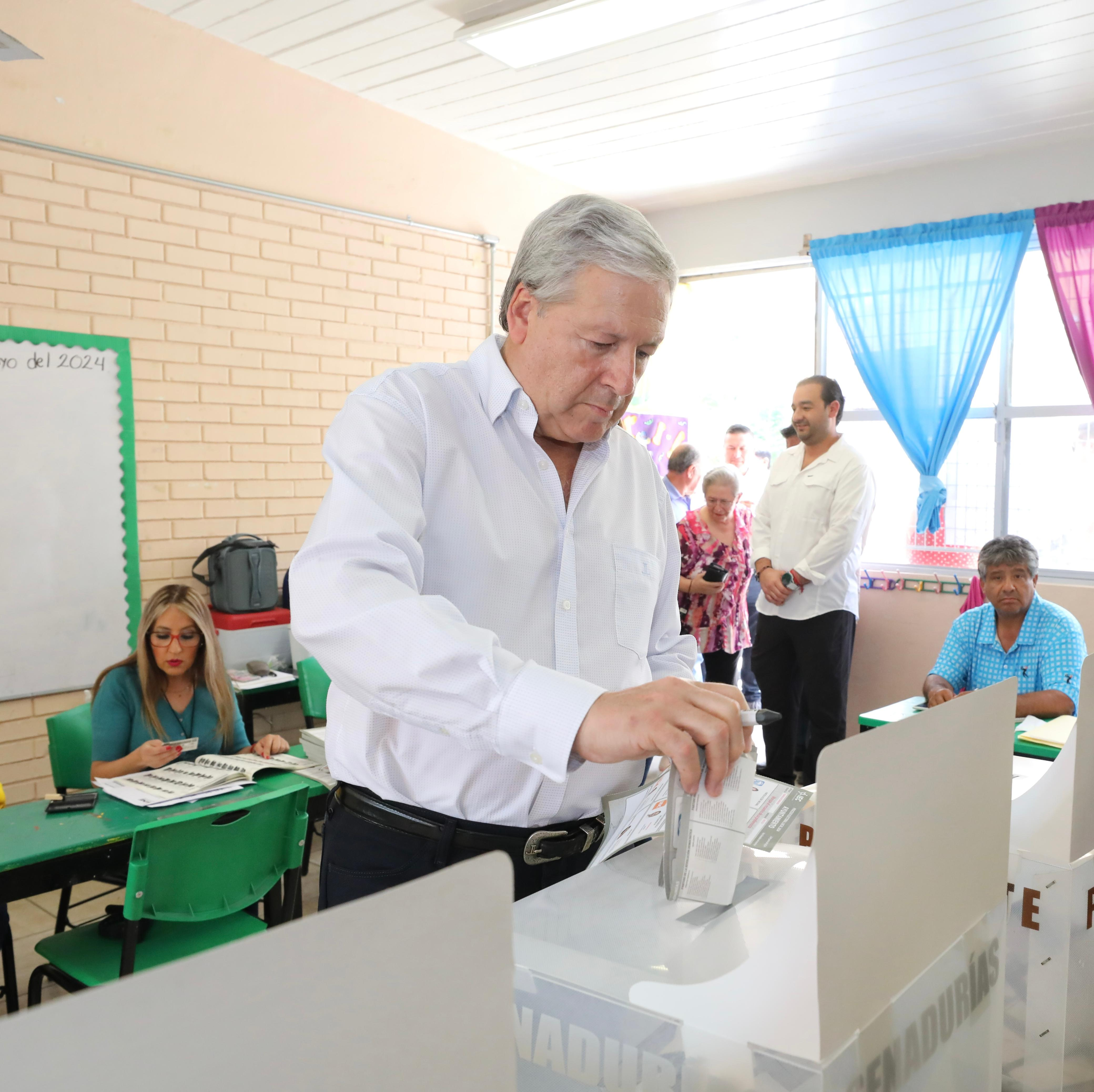 Acude alcalde a votar; invita a los saltillenses a ejercer su derecho