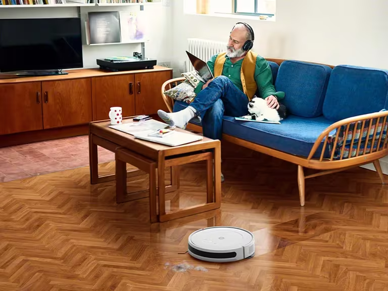 Robot aspiradora vs. escoba: cuál es mejor para mantener limpia la casa