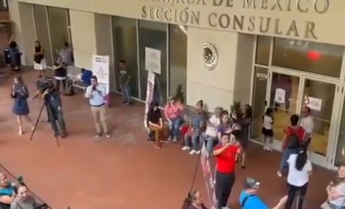 Mexicanos cantan Cielito Lindo y el himno mientras esperan votar en EU, Toronto y París