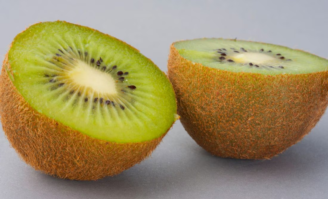 La fruta que previene el cáncer de colon y es esencial para la producción de colágeno
