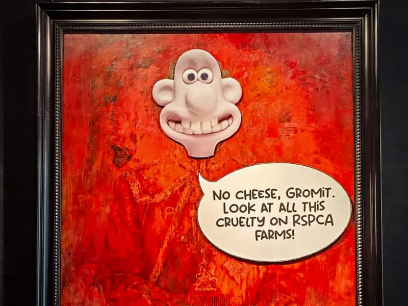 Movimiento de liberación animal vandalizan retrato de Carlos III con sticker de Wallace & Gromit