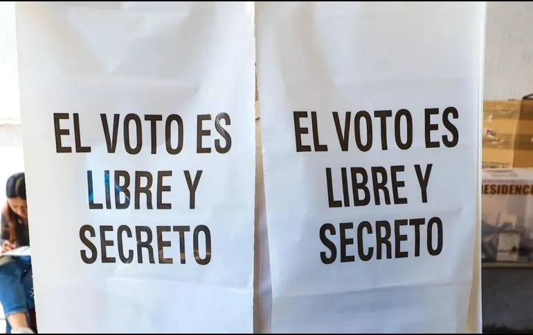 Famosos acuden a emitir su voto