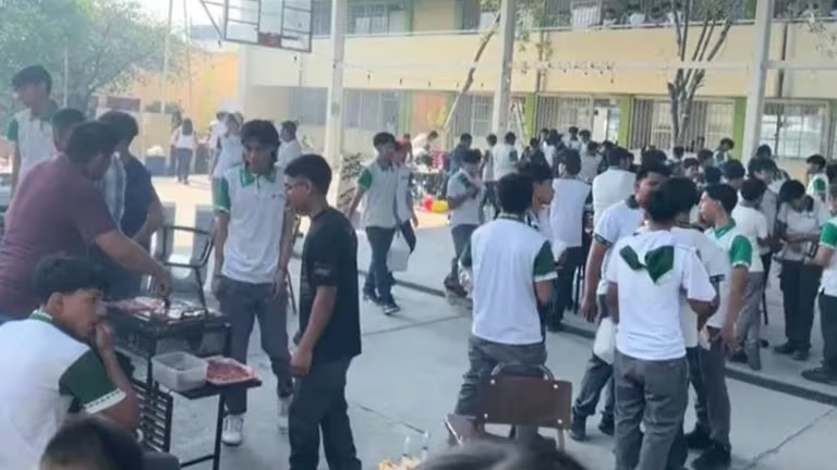 Estudiantes de Conalep en Nuevo León viralizan su proyecto final: una carnita asada