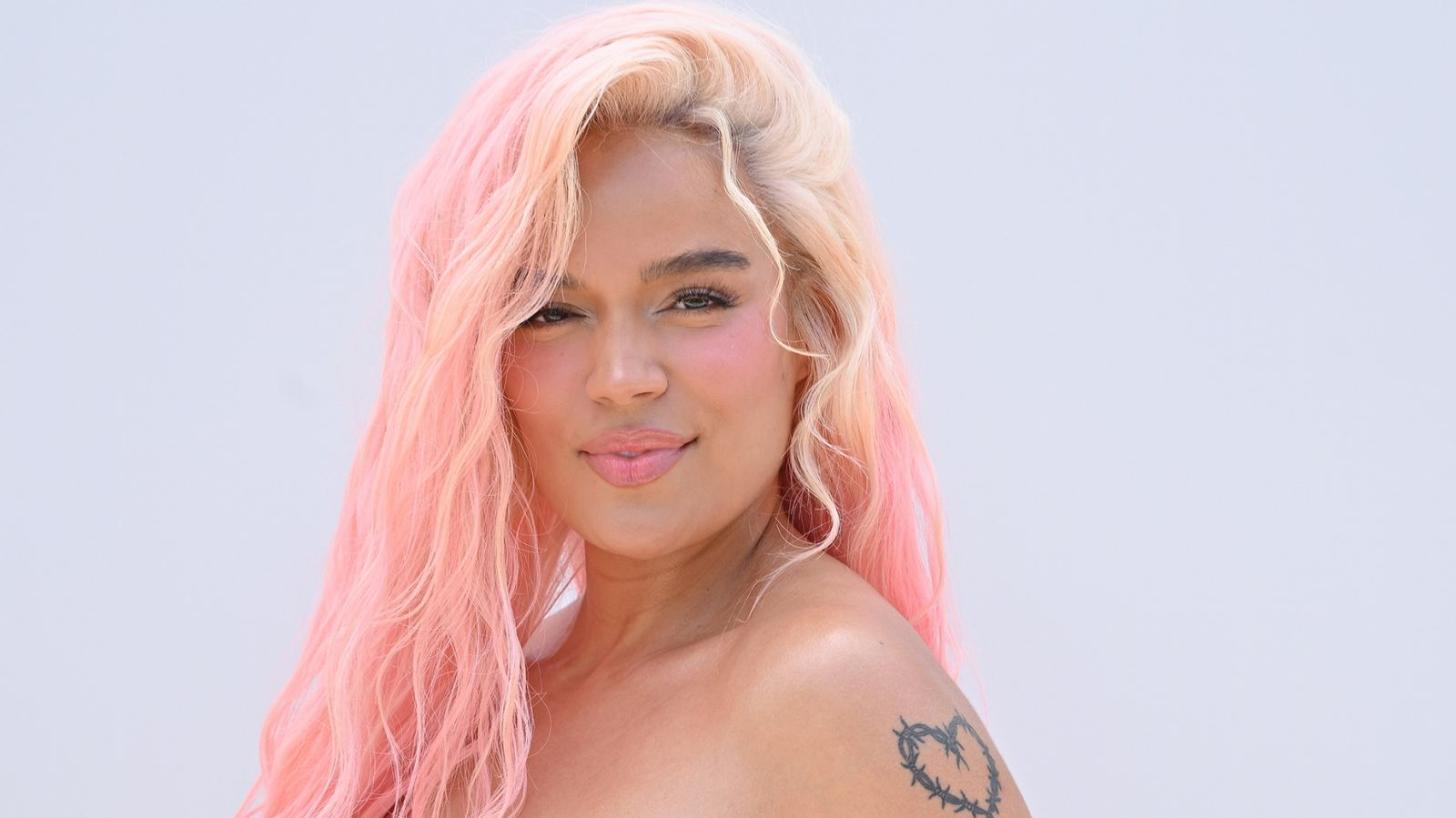 Critican las cejas de Karol G en FOTOS de la portada Vogue