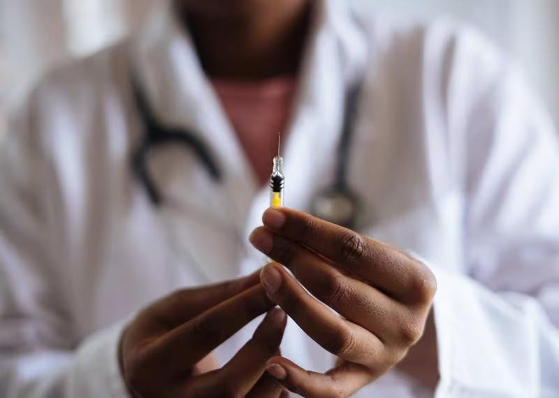 ¿Qué sabemos de las vacunas contra cáncer que Moderna y BioNTech prueban? Así funciona